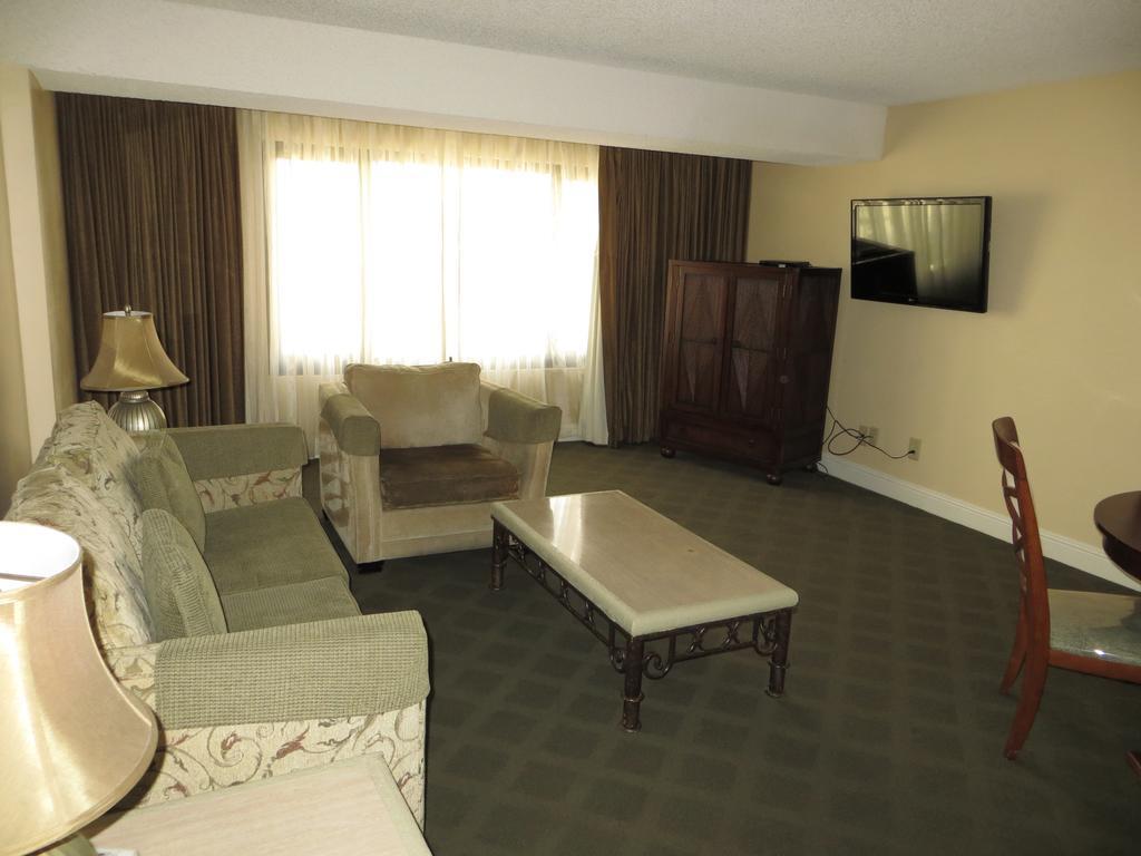 Jockey Resort Suites Center Strip Лас-Вегас Номер фото